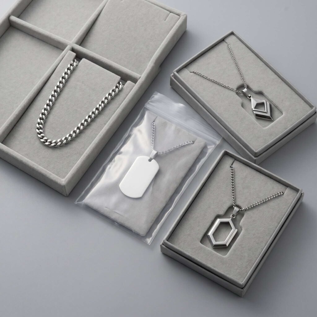 men Chain And Pendant Packs